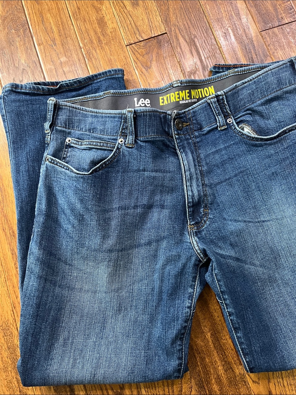 Lee Men’s Relaxed Fit Jeans in Medium Blue Wash